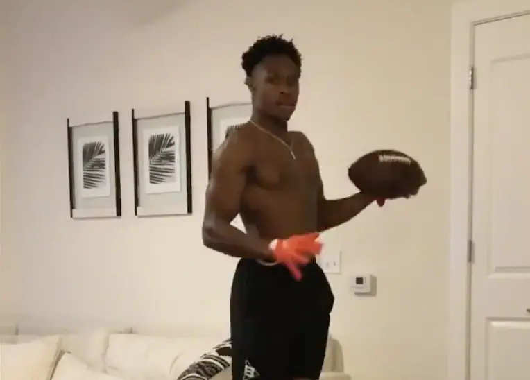 Watch Darnell Mooney Practices Catching....In His Living Room! Bears