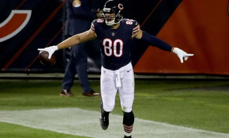 A one-yard TD catch by Jimmy Graham closes the gap at Soldier Field.